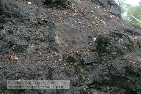 foto 5: stmelení bloků hornin mladšími výlevy